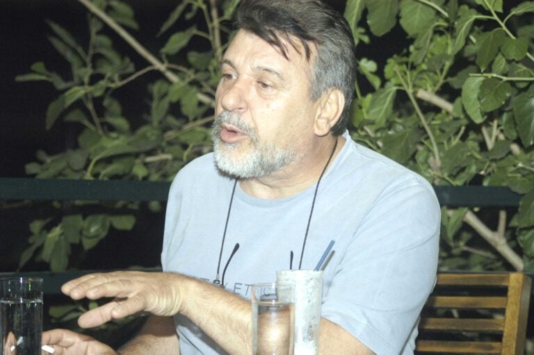 Συγκλονίζει ο Τάσος Χαλκιάς: «Πηγαίνω στα χαλάσματα μήπως έχει μείνει κάτι»