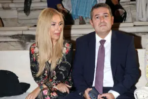 Τίνα Μεσσαροπούλου: Κρατά το χέρι του συζύγου της μετά τη σοβαρή περιπέτεια της υγείας του