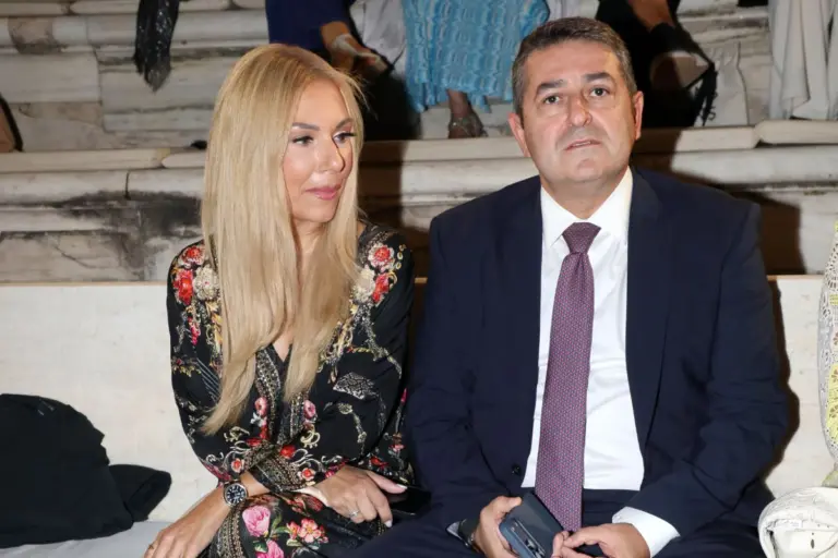 Τίνα Μεσσαροπούλου: Κρατά το χέρι του συζύγου της μετά τη σοβαρή περιπέτεια της υγείας του