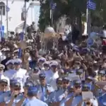 Δεκαπενταύγουστος στην Τήνο: Χιλιάδες πιστοί στη λιτανεία της Μεγαλόχαρης