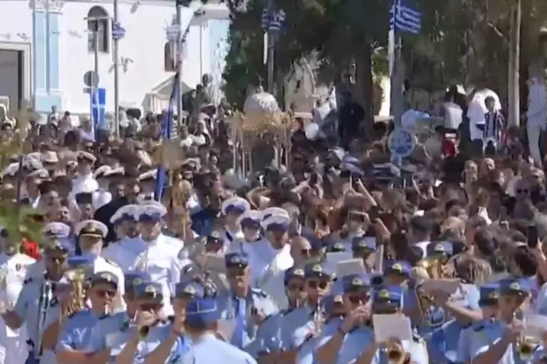 Δεκαπενταύγουστος στην Τήνο: Χιλιάδες πιστοί στη λιτανεία της Μεγαλόχαρης