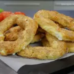 Τυροκούλουρα σφολιάτας με φέτα και ανθότυρο