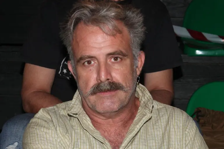 Πασχάλης Τσαρούχας: «Η εικόνα αυτού που υποδυόμαστε μάς ακολουθεί και έξω» – Τι είπε για τους ηθοποιούς