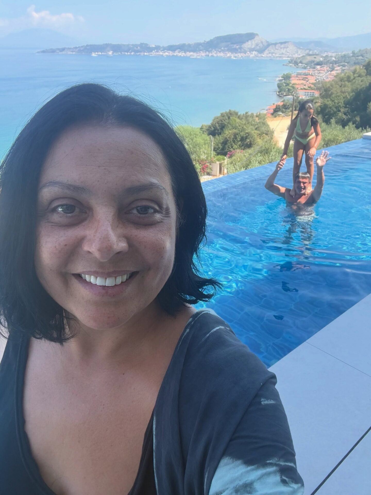 Η Βασλική Ανδρίτσου ποζάρει με τον σύζυγό της και την κόρη τους
