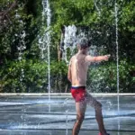 Καιρός: Σε κλοιό καύσωνα η χώρα με 42άρια - Πότε υποχωρεί