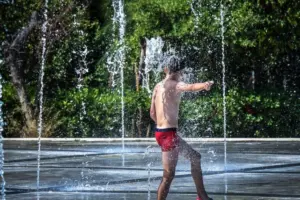 Καιρός: Σε κλοιό καύσωνα η χώρα με 42άρια - Πότε υποχωρεί