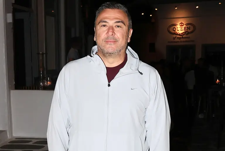 Εξοργισμένος ο Αντώνης Ρέμος – Ποια στέλνει στα δικαστήρια;