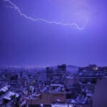 Ηλιούπολη: Διασωληνωμένη διευθύντρια Γυμνασίου που υπέστη ανακοπή μετά τον κρότο κεραυνού