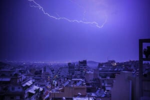 Ηλιούπολη: Διασωληνωμένη διευθύντρια Γυμνασίου που υπέστη ανακοπή μετά τον κρότο κεραυνού