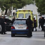 Συναγερμός στη Νίκαια για σοβαρό περιστατικό ενδοοικογενειακής βίας: Άντρας οπλισμένος κρατά γυναίκα όμηρο μέσα στο σπίτι