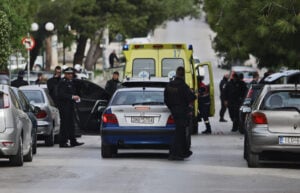 Συναγερμός στη Νίκαια για σοβαρό περιστατικό ενδοοικογενειακής βίας: Άντρας οπλισμένος κρατά γυναίκα όμηρο μέσα στο σπίτι