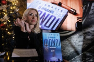 Η αφοπλιστική εξομολόγηση της Μίνας Καραμήτρου: «Έχω κλείσει την πόρτα στις τουαλέτες στην ΓΑΔΑ και έχω ξεσπάσει σε κλάματα»