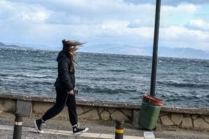 Καιρός: «Ανάσα» λιακάδας την Πέμπτη – Νέο κύμα κακοκαιρίας με έντονα φαινόμενα από Παρασκευή