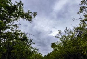 Καιρός: Καταιγίδες και χαλάζι πριν από νέο κύμα ζέστης