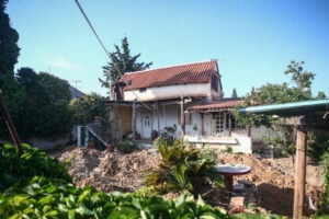 Θρίλερ με την ηλικιωμένη που αγνοείται Μαραθώνα:  Έσκαψαν όλο τον κήπο και δεν την βρήκαν