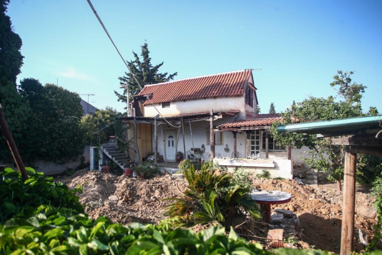 Θρίλερ με την ηλικιωμένη που αγνοείται Μαραθώνα:  Έσκαψαν όλο τον κήπο και δεν την βρήκαν