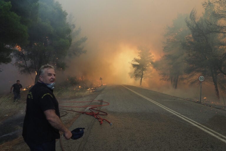 Φωτιά στην Εύβοια: Εκκενώνεται η Τριάδα – Ισχυρές δυνάμεις στη Μακρυκάπα
