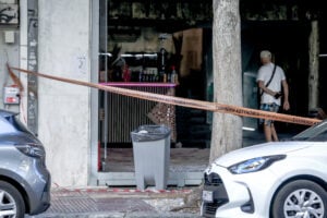 Νύχτα τρόμου στην Αθήνα - Μπαράζ επιθέσεων με μολότοφ και χειροβομβίδες