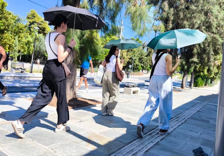 Καιρός: Καλοκαιρινό Σάββατο με 33άρια αλλά και απογευματινές βροχές