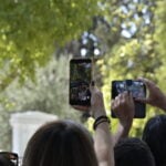 Κηδεία Μαζωνάκη: Πάτησαν πάνω σε τάφους για να φωτογραφίσουν το σημείο ταφής