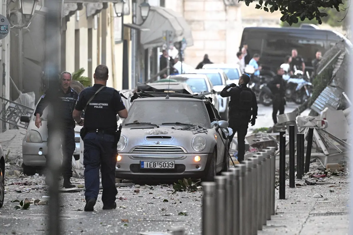 Ισχυρή έκρηξη στην Πλάκα – Κατέρρευσε παλιό κτίριο