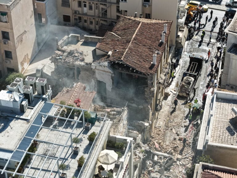 Πλάκα -Έκρηξη: Αγωνία κάτω από τα συντρίμμια του κτηρίου - Πληροφορίες για πέντε αγνοούμενους