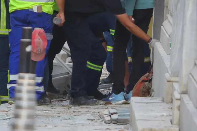 Πλάκα: Αγωνία στα συντρίμμια – Βρέθηκε η τσάντα της αγνοούμενης Αμερικανίδας