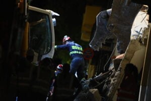 Πλάκα: Ολονύχτια μάχη για τους 6 αγνοούμενους – Βρέθηκαν  διαβατήρια στα χαλάσματα