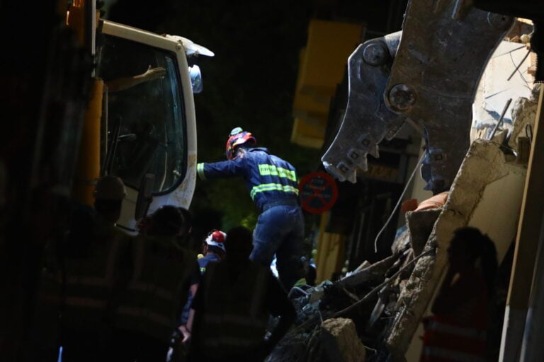 Πλάκα: Ολονύχτια μάχη για τους 6 αγνοούμενους – Βρέθηκαν διαβατήρια στα χαλάσματα