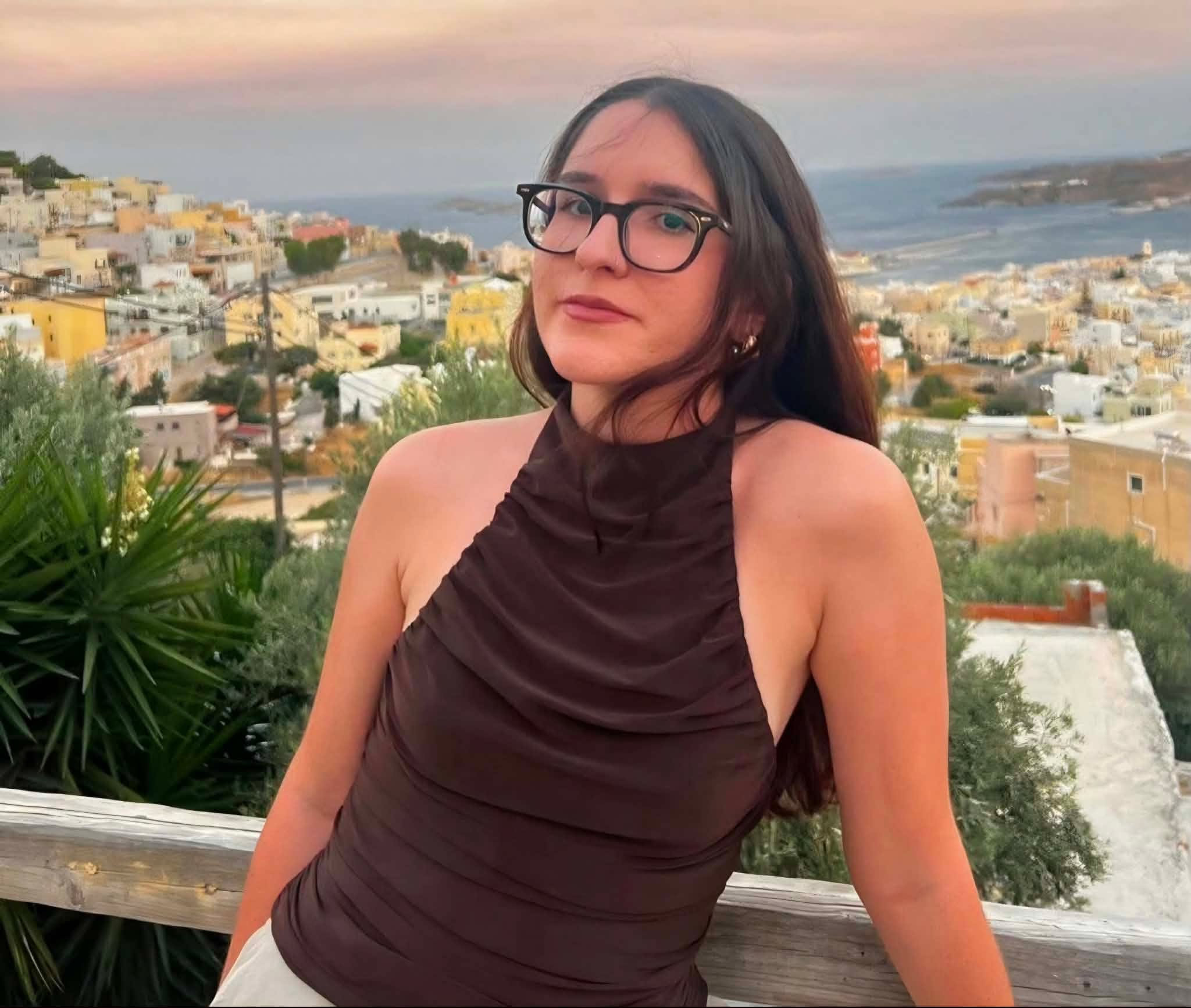 Γυναικοκτονία στην Ηγουμενίτσα: Αποχαιρετούν την 25χρονη Πηνελόπη – Λευκά λουλούδια, κουφέτα και μπομπονιέρες στην κηδεία της