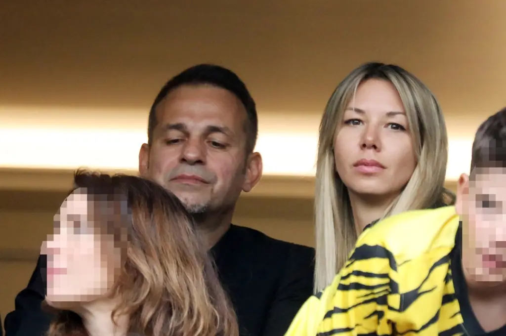 Βραδινή έξοδος για τον Ντέμη Νικολαΐδη: Φανερά αδυνατισμένος έναν χρόνο μετά την απώλεια της συντρόφου του