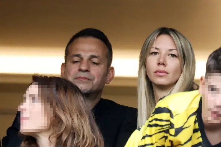 Βραδινή έξοδος για τον Ντέμη Νικολαΐδη: Φανερά αδυνατισμένος έναν χρόνο μετά την απώλεια της συντρόφου του