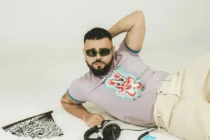 Akylas: «Μαζί κι Αντίθετα» – Η νέα του πλευρά μέσα από το τραγούδι της σειράς «Αντώνιος και Κλεοπάτρα»