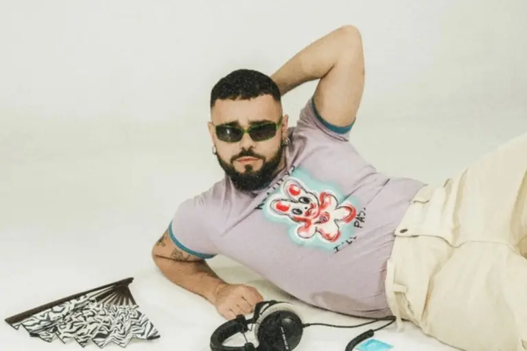 Akylas: «Μαζί κι Αντίθετα» – Η νέα του πλευρά μέσα από το τραγούδι της σειράς «Αντώνιος και Κλεοπάτρα»