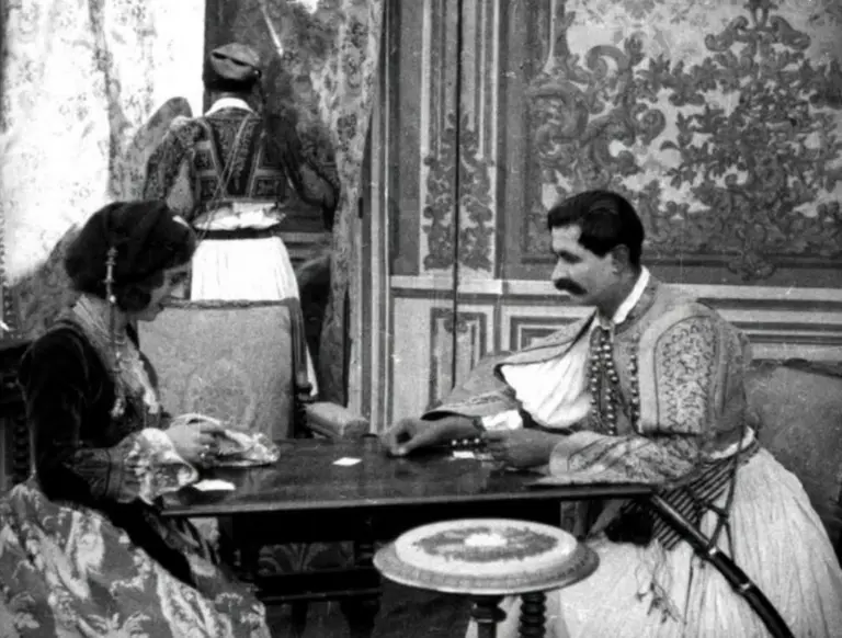 Η πρώτη ελληνική υπερπαραγωγή με χιλιάδες κομπάρσους ξεκίνησε από δράμα για να καταλήξει κωμωδία