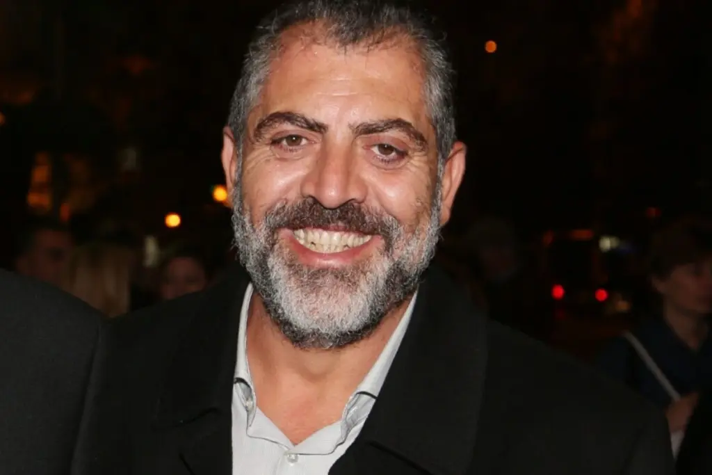 Η Ελένη Νικολάου, κόρη του Κούλλη Νικολάου, κάνει το τηλεοπτικό της ντεμπούτο στη σειρά «Αντώνιος & Κλεοπάτρα», υποδυόμενη τη Φοίβη.