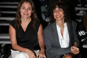 Μπέττυ Μπαζιάνα: Στο θέατρο χωρίς τον Αλέξη Τσίπρα – Η βραδινή έξοδος με φίλη της