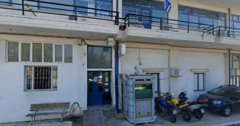 Συναγερμός στο Α.Τ Μάνδρας: Άντρας εισέβαλε στο αστυνομικό Τμήμα και μαχαίρωσε αστυνομικό