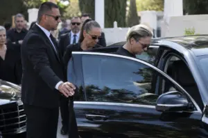Βάσω και Μαρία Μαζωνάκη: Η αυστηρή εντολή μετά την ταφή – «Μην πλησιάσει κανείς τον τάφο»