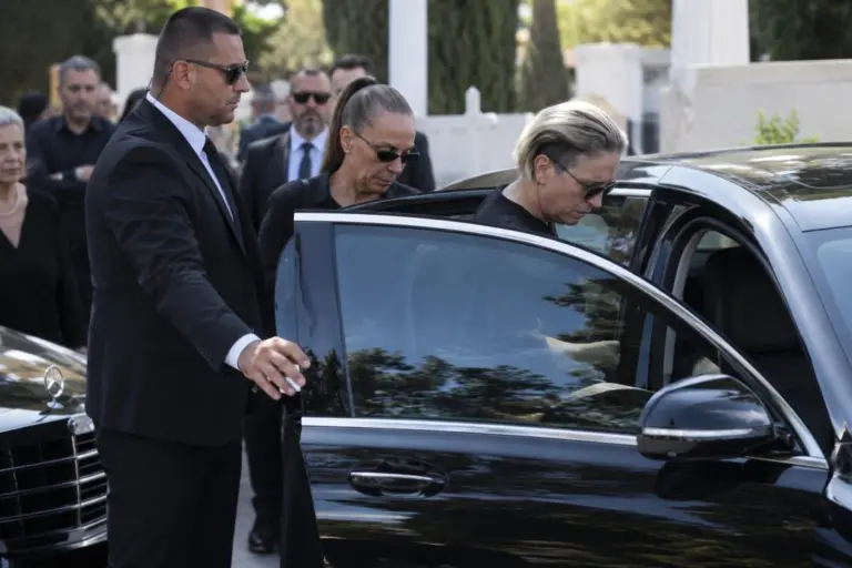 Βάσω και Μαρία Μαζωνάκη: Η αυστηρή εντολή μετά την ταφή – «Μην πλησιάσει κανείς τον τάφο»