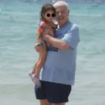 Περήφανος παππούς και στην παραλία ο Στράτος Σιμόπουλος