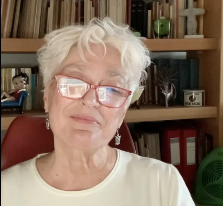 Ανυποχώρητη η Αφροδίτη Μάνου για Μαζωνάκη: «Δεν θέλω να πω κάτι» – «Ό,τι έχω να γράψω, τα γράφω στον τοίχο μου»