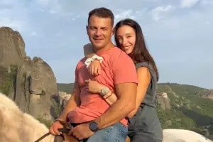 Γιώργος Αγγελόπουλος - Δήμητρα Βαμβακούση: Γιόρτασαν 3 χρόνια γάμου - Τα τριαντάφυλλα και το αστείο μήνυμα