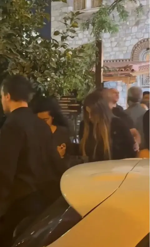 Η Άντζελα Δημητρίου βρέθηκε στη λαϊκή αγρυπνία στη Νίκαια για να αποχαιρετήσει τον Γιώργο Μαζωνάκη. Ήταν φανερά συντετριμμένη.