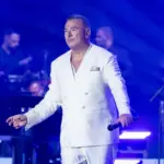 Αντώνης Ρέμος: Ούτε η βροχή σταμάτησε την αποθέωση - Η συγκίνηση για τον Μαζωνάκη και οι κορυφαίοι καλλιτέχνες στη σκηνή