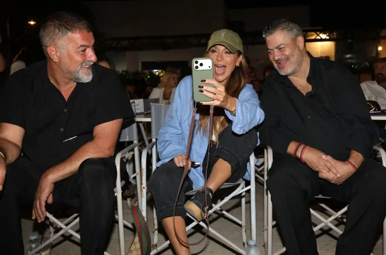 Βανδή – Μπισμπίκης: Selfie και χαμόγελα παρέα με τον Κονταρό στην πρεμιέρα της σειράς «Μαύρα Πουκάμισα»