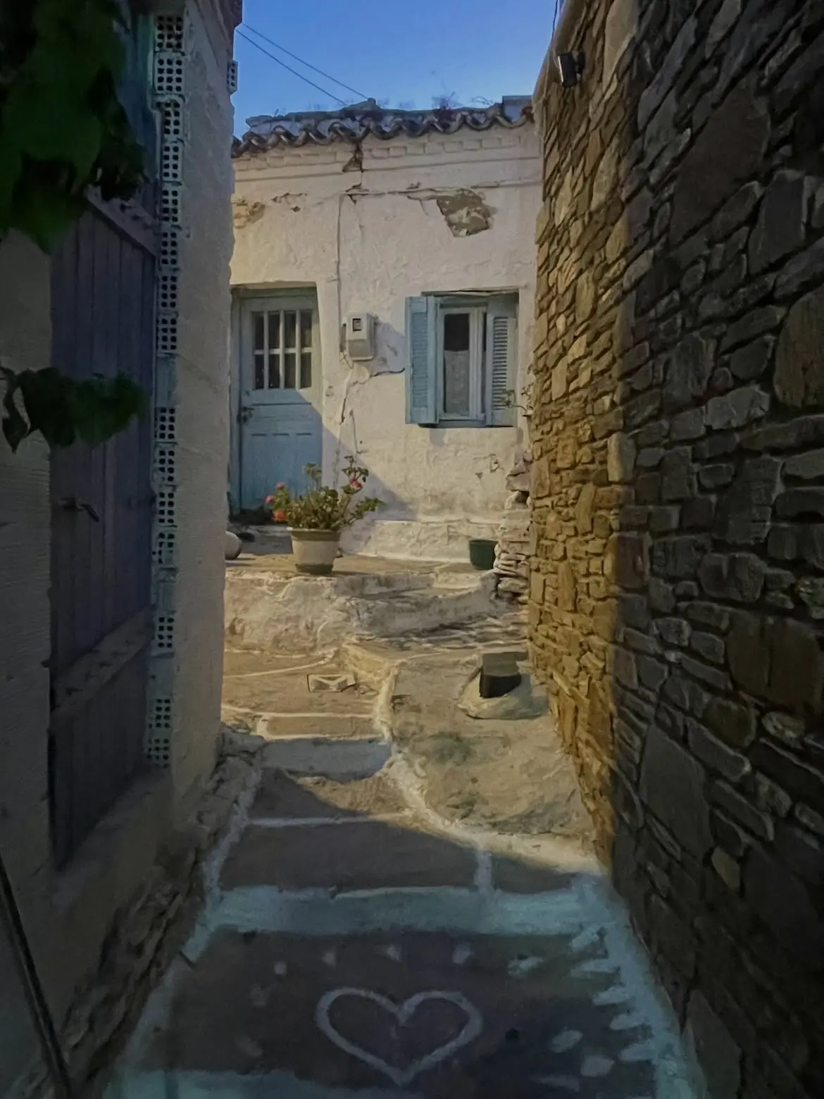 Η Λένα Δροσάκη ποζάρει τόπλες στην Κύθνο και ανεβάζει τη θερμοκρασία επικίνδυνα!
