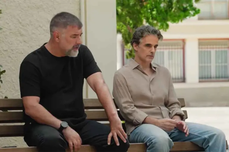 «Δύο μαύρα πουκάμισα»: Χαμός στο Χ με την πρεμιέρα - Τα σχόλια για Μπισμπίκη και Μυριαγκό
