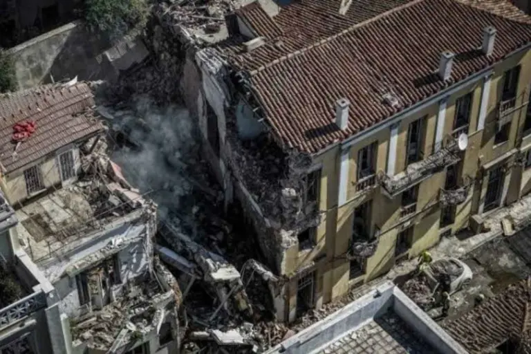 Έκρηξη στην Πλάκα: Δεν υπήρξε καταγγελία για οσμή αερίου - Γιατί ερευνούν τον δεύτερο όροφο