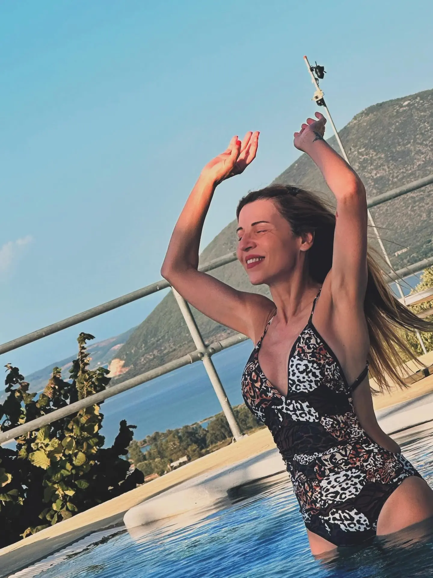 Η Ευρυδίκη στα 58 της ποζάρει με μαγιό στη Λευκάδα και μας αφήνει άφωνους